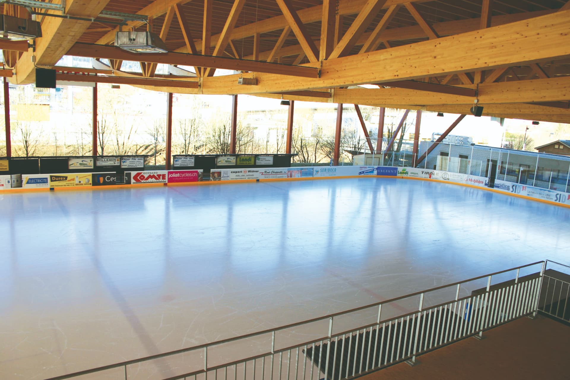 Intérieur de la patinoire régionale de Delémont avec sa piste de glace